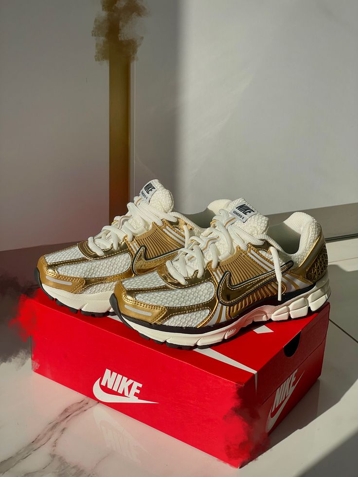 Nike Zoom Vomero 5 Metallic Gold - 3