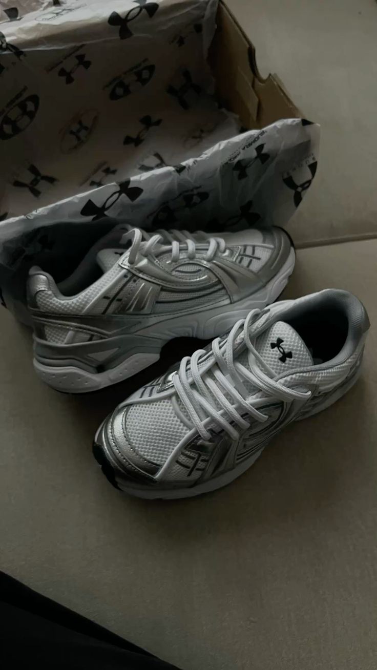 Under Armour UA Sola White Metallic Silver