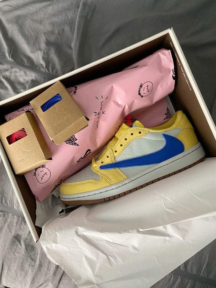 Jordan 1 Retro Low OG SP Travis Scott Canary - 2
